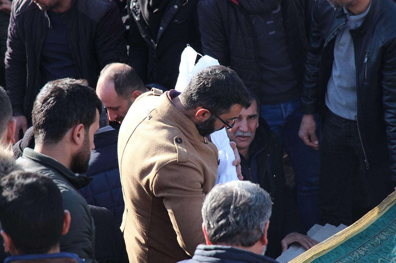 Elazığ'daki depremde hayatını kaybeden 2 küçük kardeş aynı tabuta konuldu